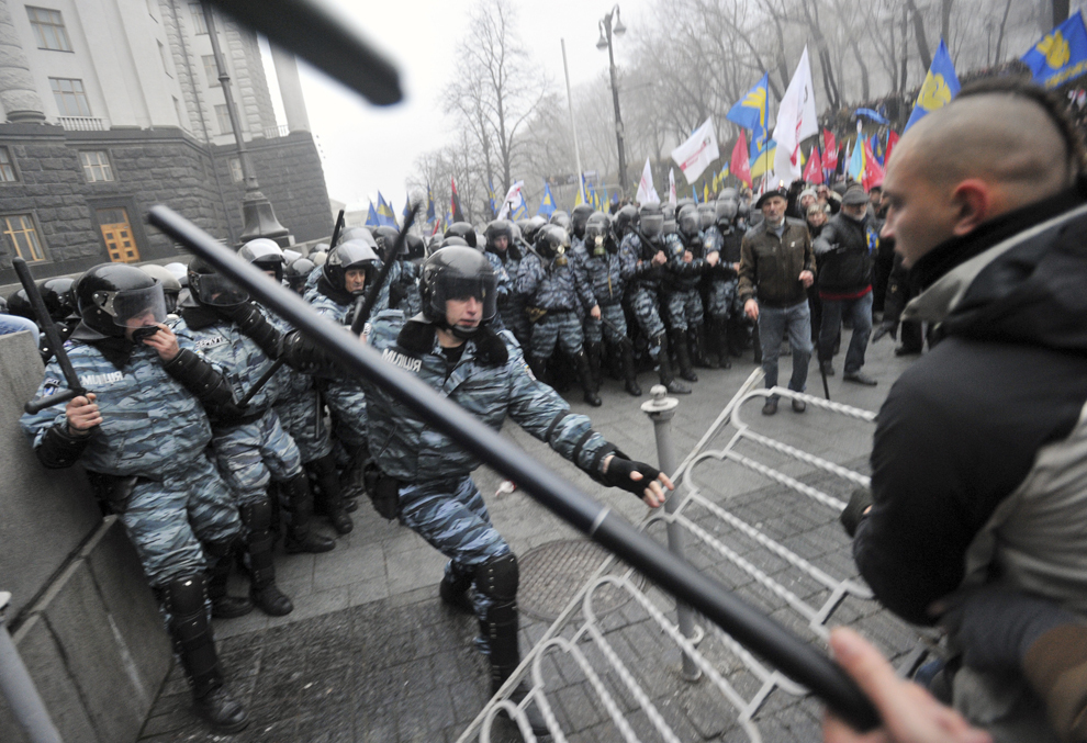 Protestatari şi forţe de ordine se luptă în timpul unei ciocniri în faţa Guvernului, în timpul unui protest desfăşurat în Kiev, Ucraina, duminică, 24 noiembrie 2013.