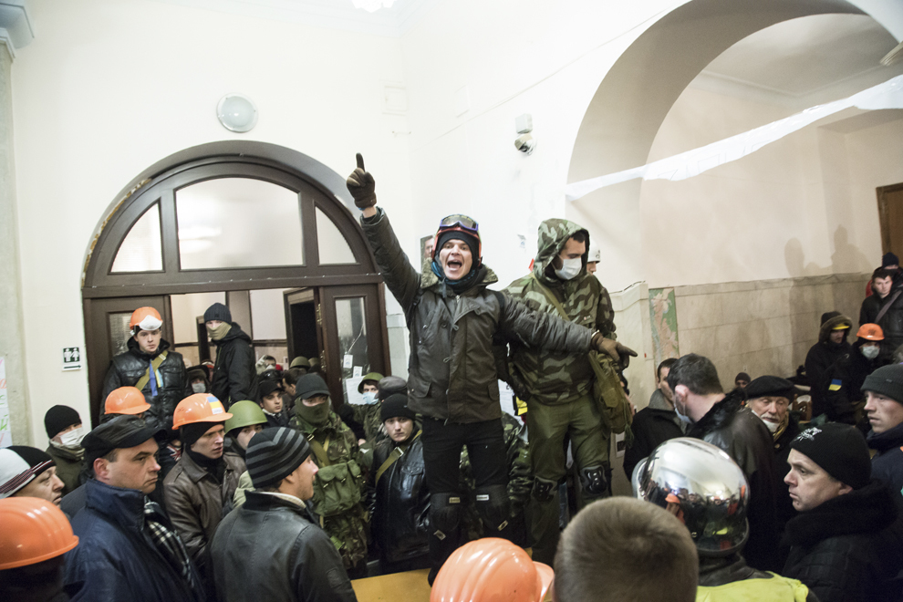 Un protestatar strigă în sediul ocupat al Primariei oraşului Kiev, după alungarea forţelor de ordine ce blocau intrarea, miercuri, 11 decembrie 2013.