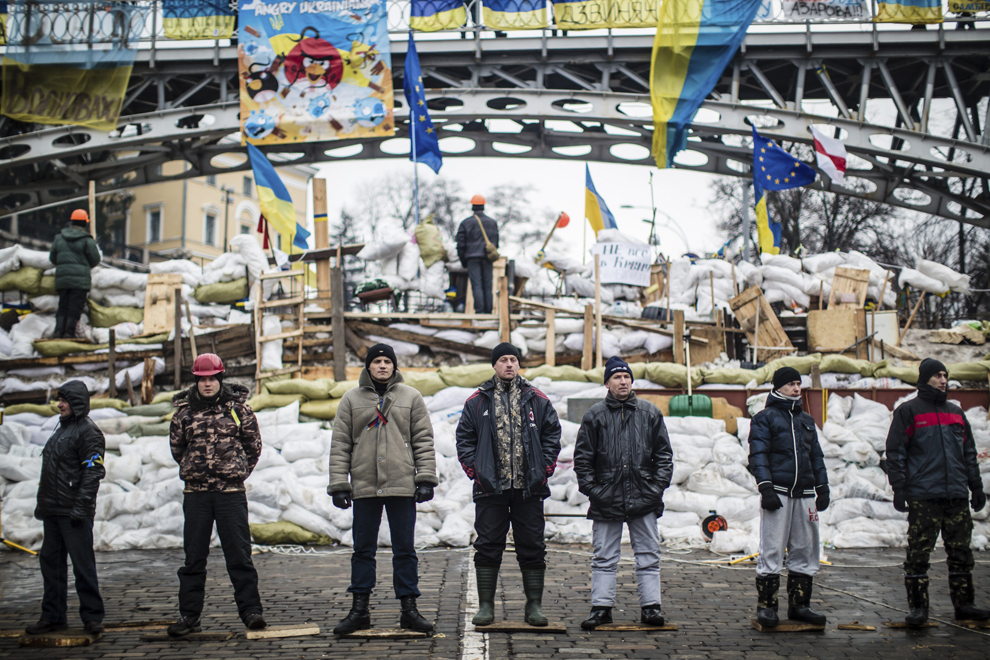 Opozanţi ai guvernului păzesc o baricadă ridicată în Piaţa Independenţei din Kiev, vineri, 13 decembrie 2013.