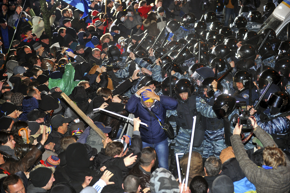 Manifestanţi se luptă cu forţele de ordine în timpul unui protest în Piaţa Europei din Kiev, luni, 25 noiembrie 2013.
