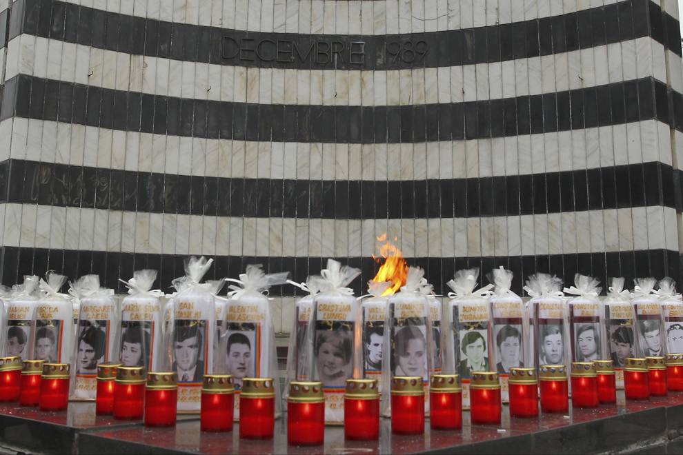 Persoane participă la comemorarea a 24 de ani de la Revoluţia Română din decembrie 1989, în Cimitirul Eroilor din Timişoara, marţi, 17 decembrie 2013.