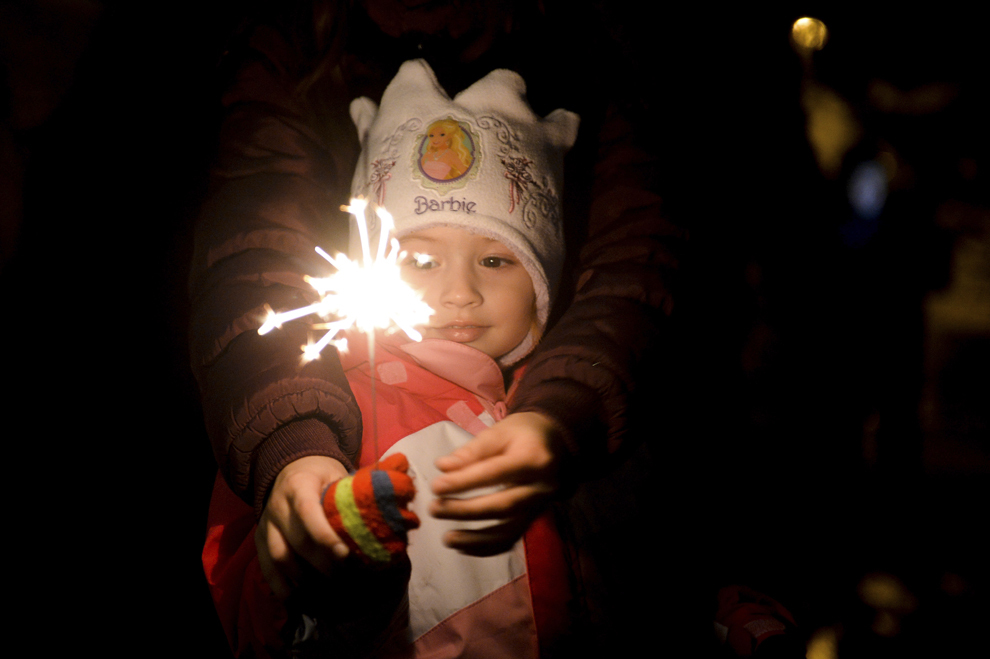 Persoane aprind artificii, în parcul Alexandru Ioan Cuza din Bucureşti, miercuri, 1 ianuarie 2014.