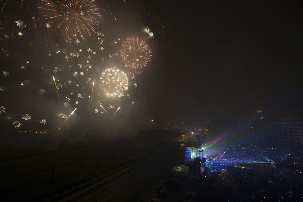Focuri de artificii sunt aprinse, în timpul spectacolului de Revelion din Piaţa Constituţiei, în Bucureşti, miercuri, 1 ianuarie 2014.