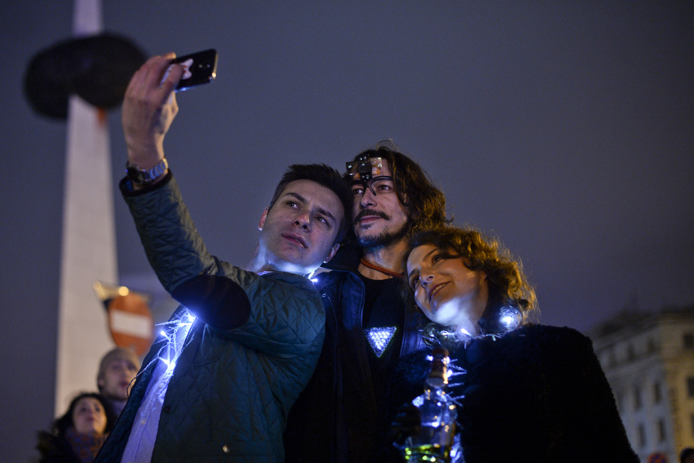 Tineri se fotografiază în Piaţa Revoluţiei din Bucureşti, miercuri, 1 ianuarie 2014.