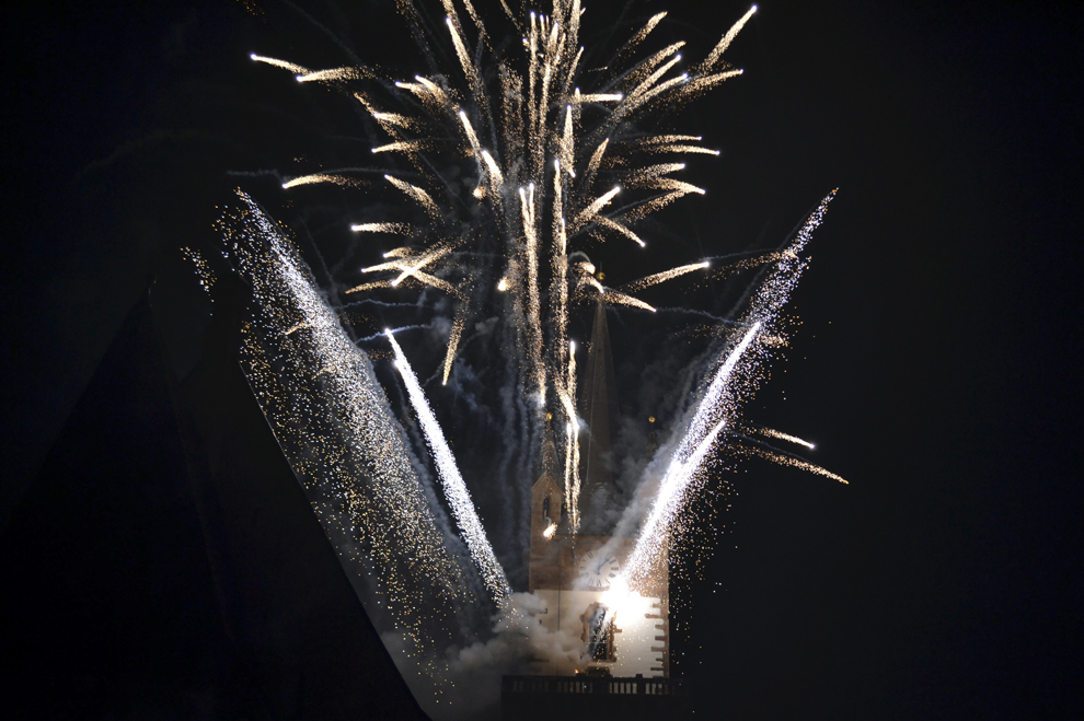 Foc de artificii, cu ocazia spectacolului organizat în centrul istoric al Bistriţei, miercuri, 1 ianuarie 2014.