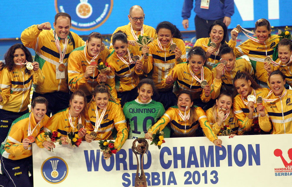 Echipa de handbal feminin a Braziliei se bucură după ce a cucerit, duminică, 22 decembrie 2013, la Belgrad, titlul mondial, învingând în finala mare a competiţiei reprezentativa Serbiei.