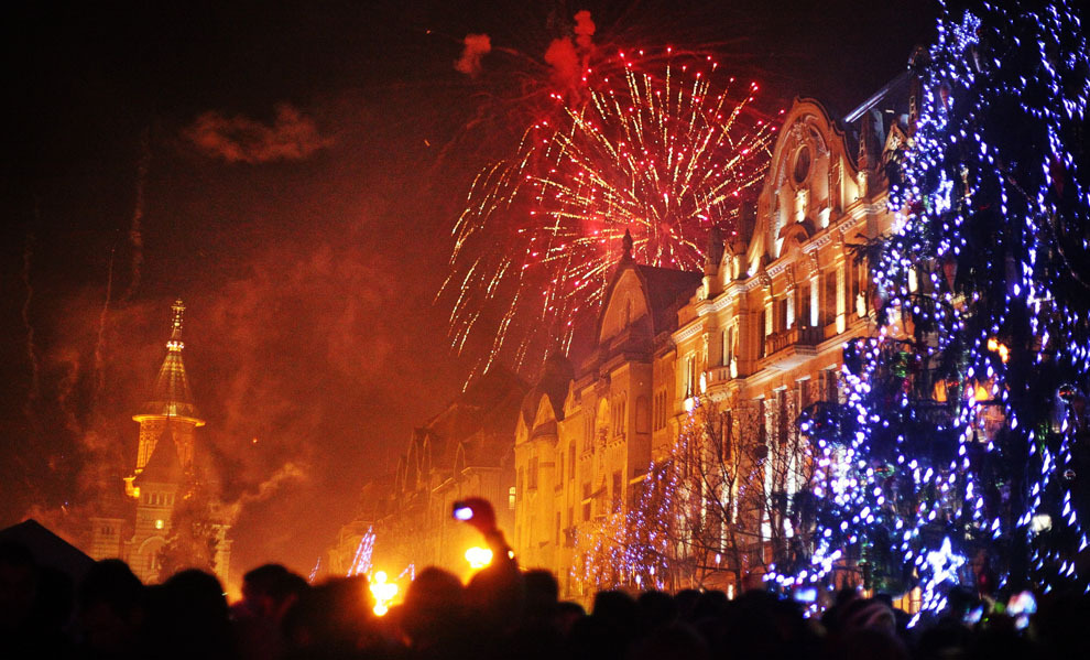 Foc de artificii, cu ocazia spectacolului de Revelion, organizat în Piaţa Operei din Timişoara, miercuri, 1 ianuarie 2014.