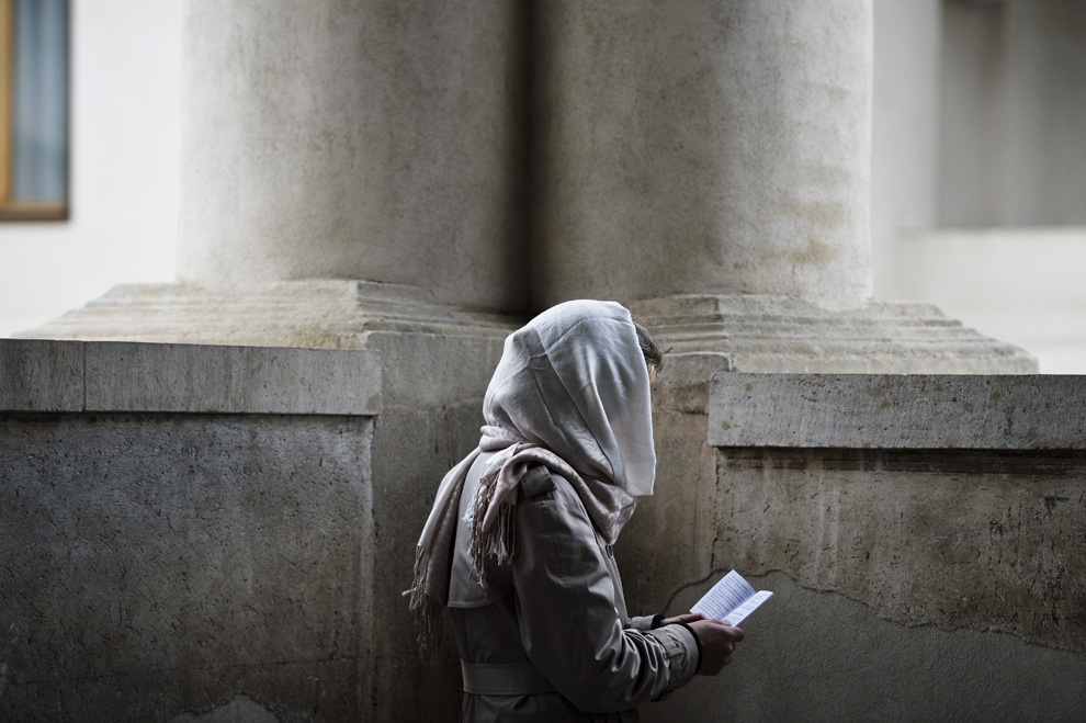 O femeie citeşte Acatistul Botezului Domnului, în timpul slujbei de Bobotează (Botezul Domnului) la Catedrala Patriarhală din Bucureşti, luni, 6 ianuarie 2014.