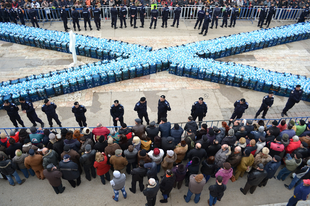 Oameni aşteaptă să primească sticle cu apă sfinţită, la Constanţa, luni, 6 ianuarie 2014. Peste 10.000 de persoane au participat la ceremoniile organizate de Bobotează pe faleza Cazinoului din Constanţa.