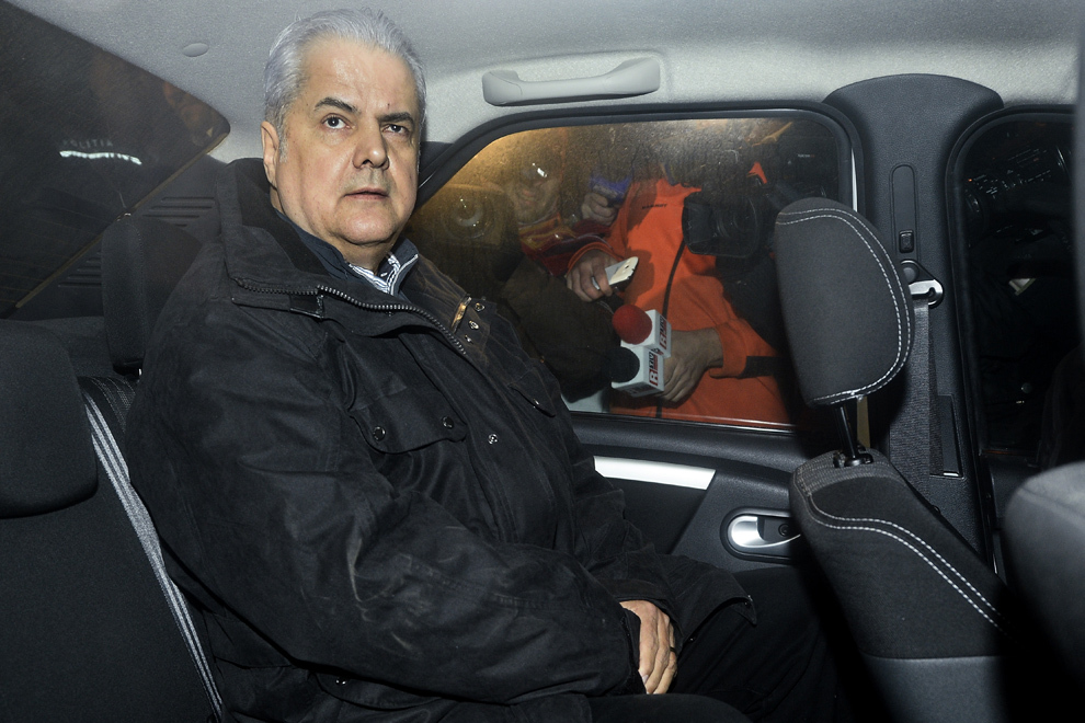 Adrian Năstase este însoţit către penitenciarul Rahova, după ce s-a predat poliţiştilor de la Secţia 2 din Bucureşti, luni, 6 Ianuarie 2014.