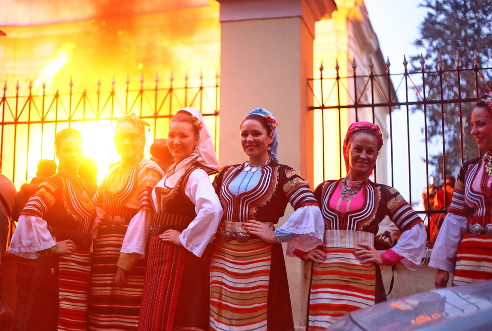 Tinere sărbătoresc ajunul Crăciunului pe rit vechi, în Timişoara, luni, 6 ianuarie 2014.