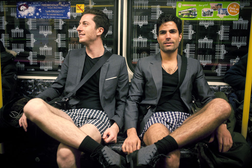 Persoane, îmbrăcate în lenjerie intimă, călătoresc cu metroul, cu ocazia celei de a 13-a ediţii a Zilei mondiale fără pantaloni, "No Pants Subway Ride", în Berlin, duminică, 12 ianuarie 2014.