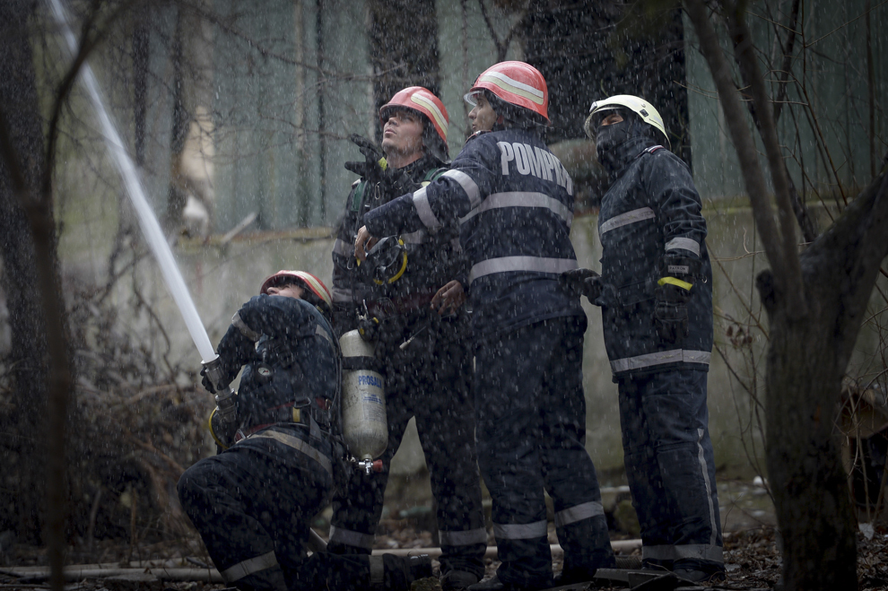 Pompieri intervin în stingerea unui incendiu, izbucnit într-o hală din incinta fostei fabrici "Faur", în Bucureşti, joi, 23 ianuarie 2014.