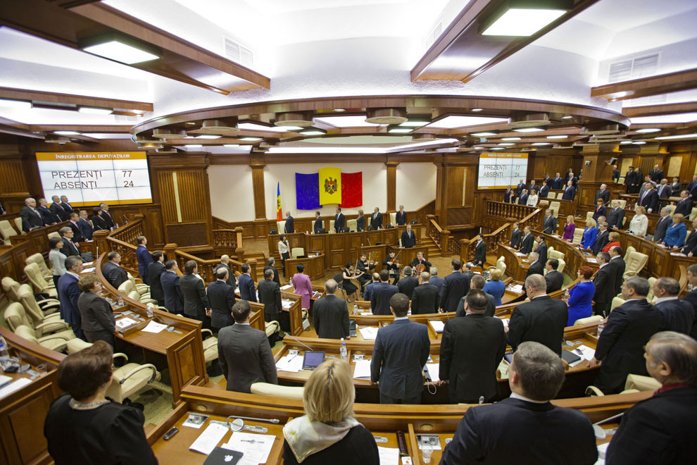 Parlamentari ascultă imnul de stat interpretat de un grup de instrumentişti, în deschiderea primei şedinţe din sesiunea de primăvară, în clădirea renovată a Parlamentului din Chişinău, Republica Moldova, joi, 13 februarie 2014.