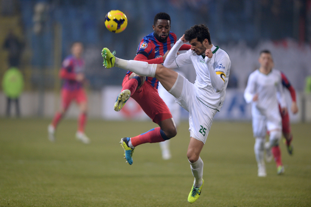 Fernando Varela (S), de la Steaua, luptă pentru balon cu un adversar de la Concordia Chiajna, în meciul restanţă din etapa a III-a a Ligii I, disputat pe stadionul Ghencea din Bucureşti, vineri, 14 februarie 2014.