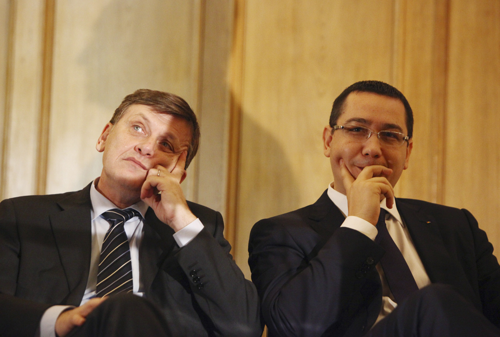 Crin Antonescu (S), preşedintele Senatului, şi Victor Ponta (D), premierul României, participă la o dezbatere a Uniunii Social Liberale, la Biblioteca Central Universitară "Mihai Eminescu" din Iaşi, vineri, 23 noiembrie 2012.