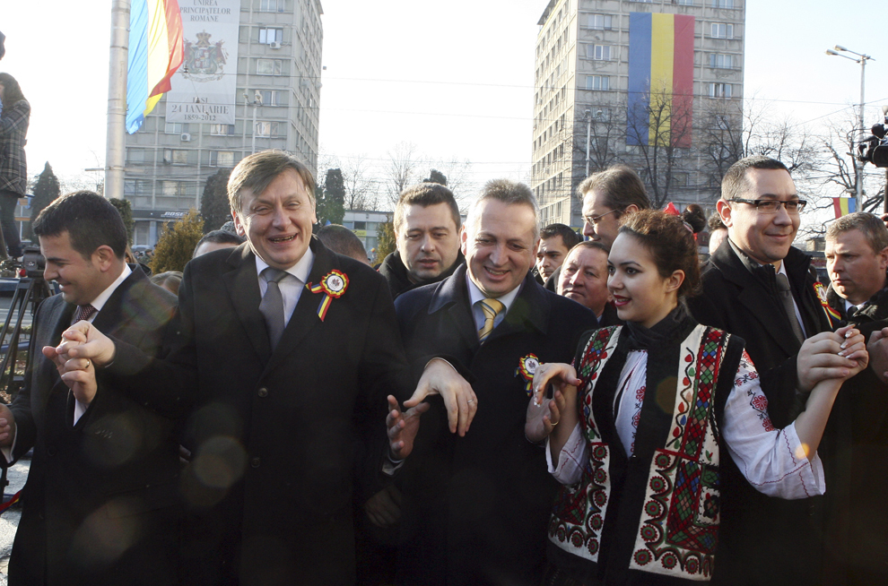 Preşedintele PNL, Crin Antonescu (S), şi preşedintele PSD, Victor Ponta (D), dansează Hora Unirii, în timpul manifestărilor prilejuite de împlinirea a 153 de ani de la Unirea Principatelor Române, în Iaşi, marţi, 24 ianuarie 2012.