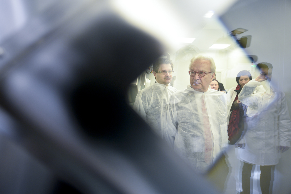 Hannes Swoboda, preşedintele Grupului Alianţei Progresiste a Socialiştilor şi Democraţilor din Parlamentul European şi membru al Parlamentului European, discută cu presa în timpul vizitei la Institutul Naţional de Fizică şi Inginerie Nucleară "HORIA HULUBEI", în Măgurele, Ilfov, luni, 17 februarie 2014.