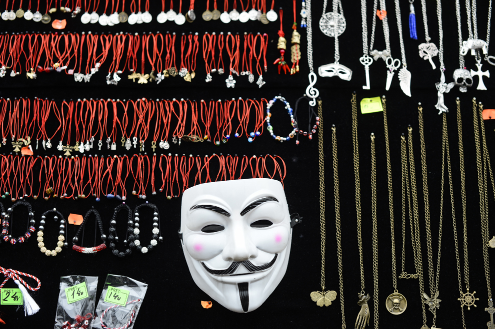 O mască "Guy Fawkes" este expusă spre vânzare între mărţişoare şi bijuterii, în zona Unirii din Bucureşti, joi, 20 februarie, 2014.