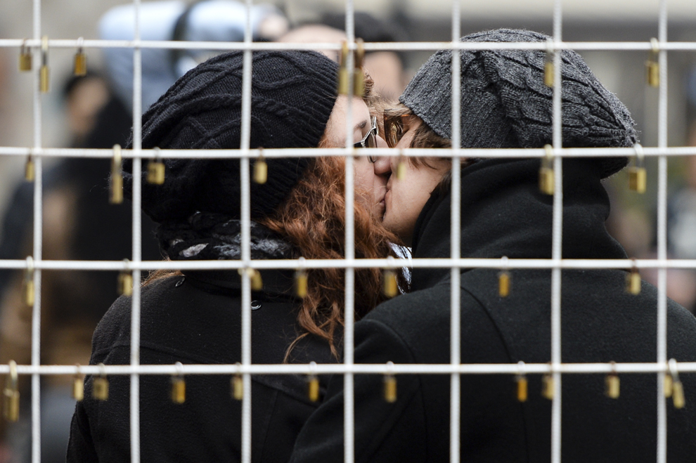 Un cuplu se sărută în faţa unei construcţii metalice în formă de inimă, cu două zile înaintea sărbătorii Dragobetelor (Ziua Îndrăgostiţilor), în Centrul Vechi din Bucureşti, sâmbătă, 22 februarie 2014.