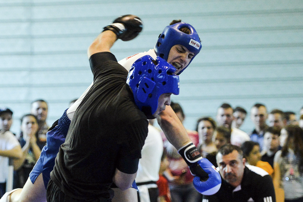 Doi tineri se luptă, în cadrul concursului Naţional de Freestyle Kickboxing organizat de Federaţia Română de Freestyle Kickboxing şi Clubul Sportiv JISSEN DO, în Bucureşti, sâmbătă, 22 martie 2014.