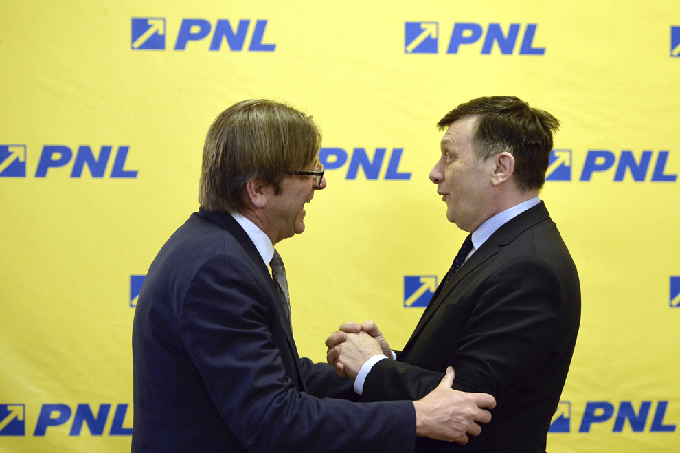 Preşedintele Partidului Naţional Liberal, Crin Antonescu, discută cu preşedintele Grupului ALDE în PE, Guy Verhofstadt, înaintea unei conferinţe de presă, în Bucureşti, luni, 7 aprilie 2014.