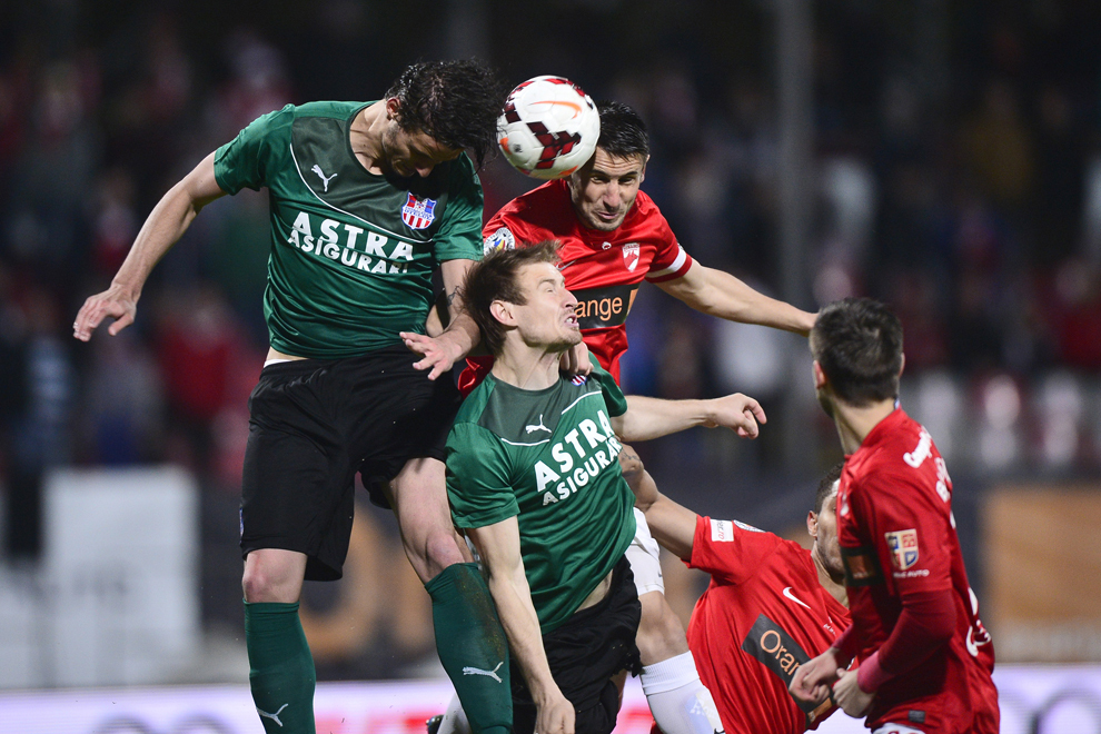 Dragoş Grigore, de la Dinamo Bucureşti, se luptă pentru balon cu doi jucători de la Oţelul Galaţi, în timpul meciului din etapa a XXVI-a a Ligii I la fotbal, disputat în Bucureşti, luni, 7 aprilie 2014.