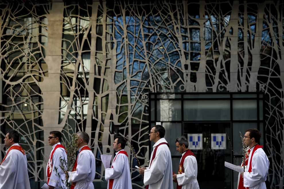 Credincioşi şi preoţi romano-catolici participă la procesiunea de Florii organizată de Arhiepiscopia romano-catolică de Bucureşti, în Bucureşti, duminică, 13 aprilie 2014.