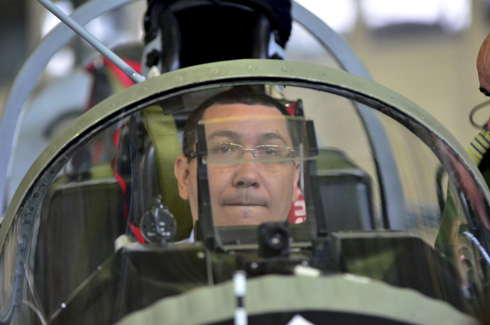 Prim-ministrul României, Victor Viorel Ponta, inspectează cockpit-ul unui avion de luptă, în timpul vizitei de la Fabrica de Avioane, în Craiova, sâmbătă, 3 mai 2014.