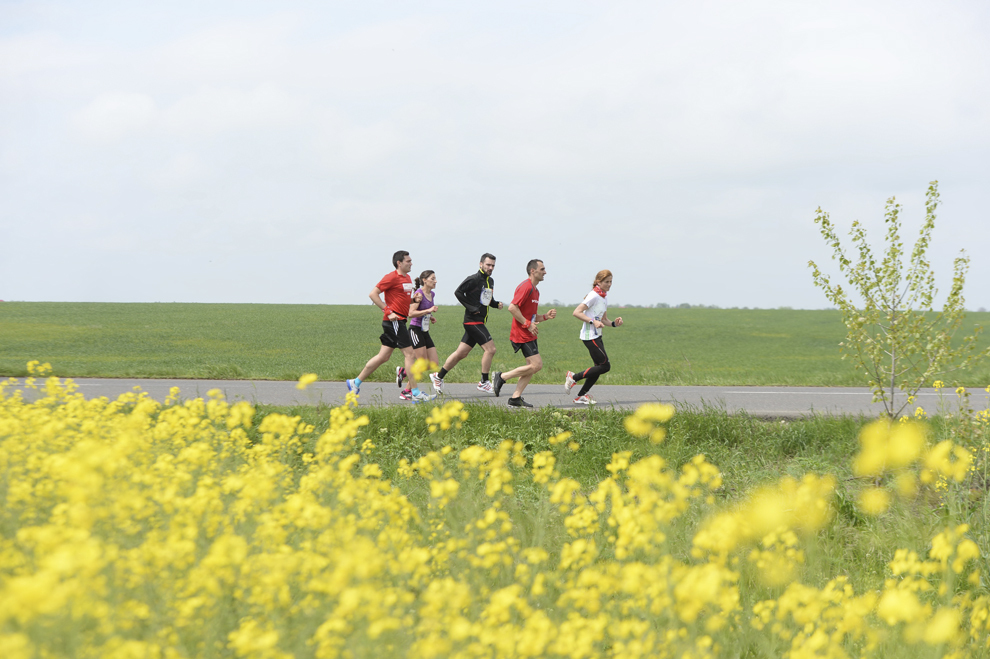 Persoane concurează în maratonul „Wings For Live World Run”, desfăşurat duminică, 4 mai 2014.