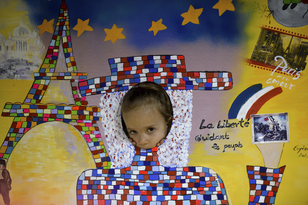 Ina, doi ani şi opt luni, pozează în timpul unui eveniment prilejuit de sărbătorirea Zilei Europei, în staţia de metrou de la Piaţa Romană, redenumită pentru o zi "Franţa", în Bucureşti, vineri, 9 mai 2014.