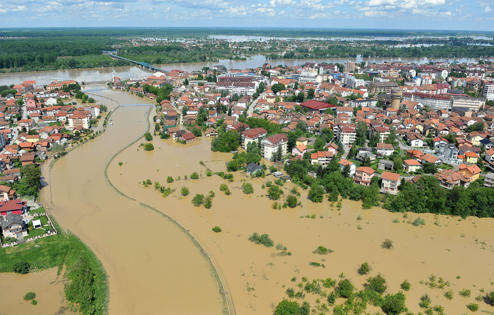 Imagine aeriană cu pagubele produse de inundaţiile din oraşul Brcko din Bosnia-Herţegovina, sâmbătă, 18 mai 2014.