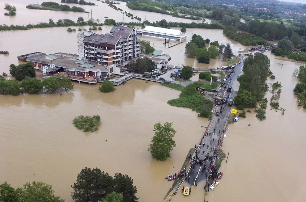 Imagine aeriană cu pagubele produse de inundaţiile din oraşul Obrenovac, aflat la 40 de km de capitala Serbiei, Belgrad, vineri, 17 mai 2014.