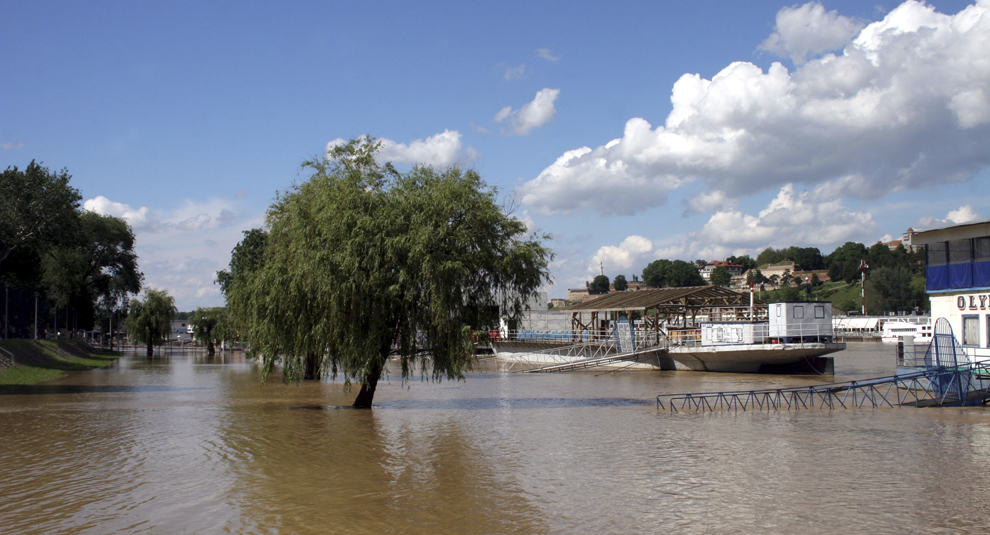 Inundaţie în Belgrad, Serbia, duminică, 18 mai 2014. Echipele de intervenţie din Serbia se pregătesc pentru un val de inundaţii pe râul Sava, unul din principalele râuri ale ţării.