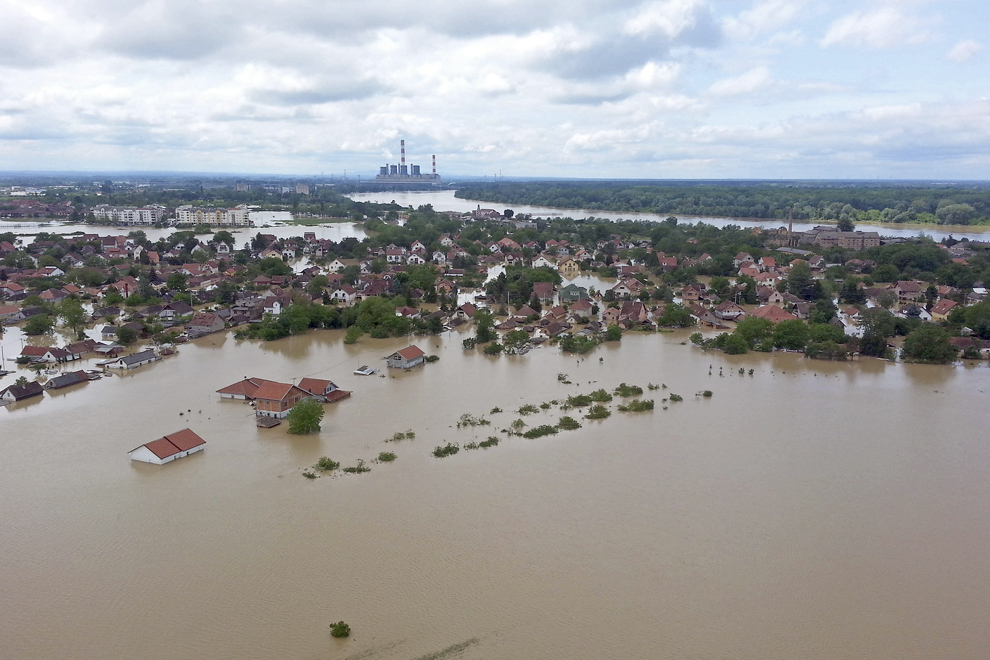 Imagine aeriană cu pagubele produse de inundaţiile din oraşul Obrenovac, aflat la 40 de km de capitala Serbiei, Belgrad, vineri, 17 mai 2014.