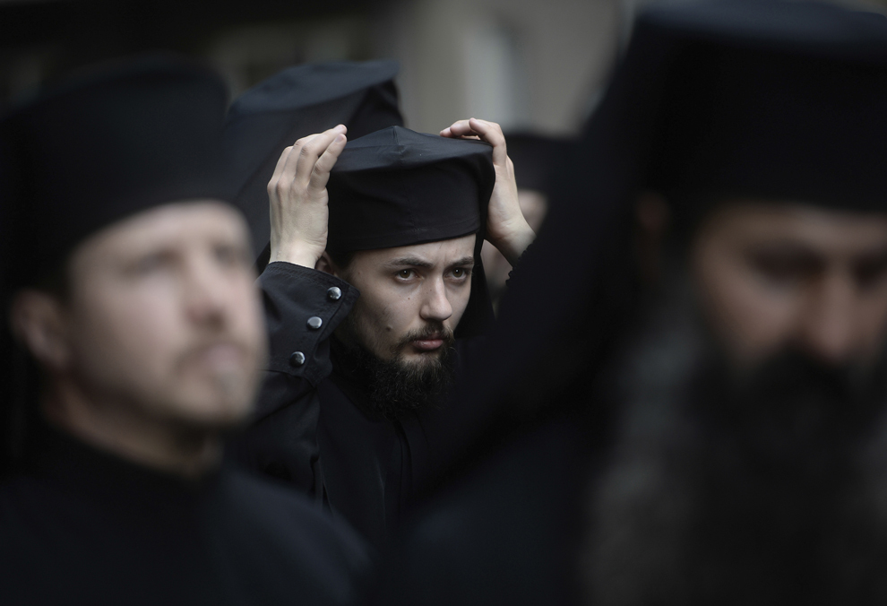 Un călugăr participă la o procesiune religioasă, în Bucureşti, miercuri, 21 mai 2014. Câteva mii de persoane s-au închinat, miercuri, la Catedrala patriarhală, la moaştele Sfântului Constantin Brâncoveanu, înainte ca acestea să fie duse la Biserica Sfântul Gheorghe Nou din Capitală.