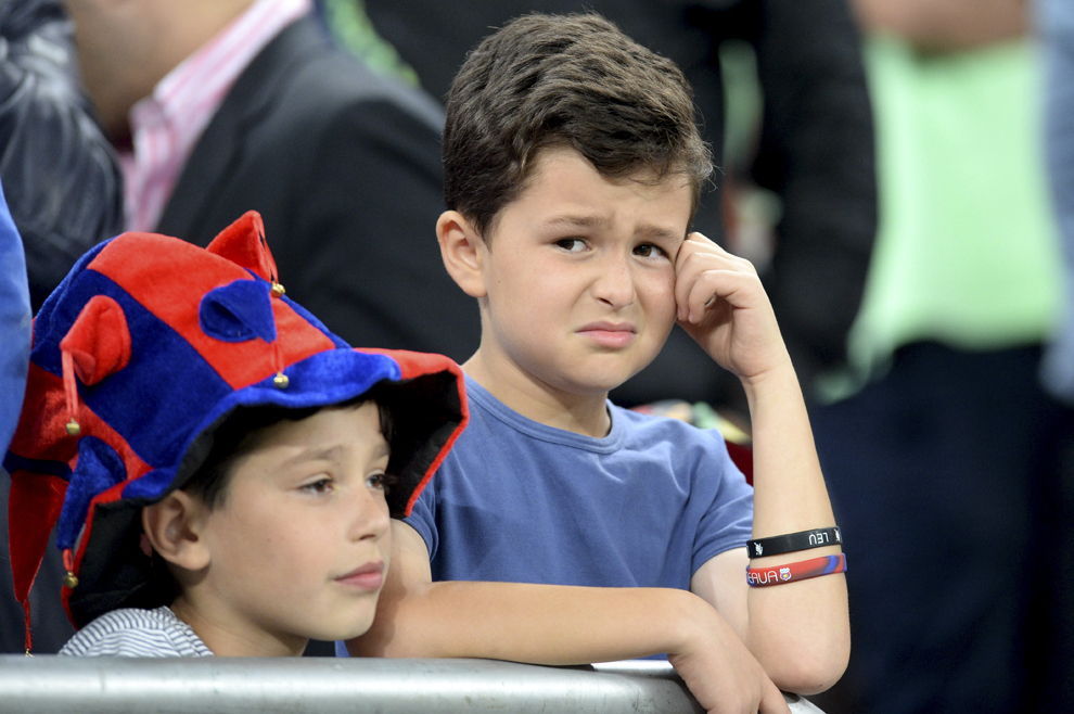 Doi copii, suporteri ai echipei Steaua Bucureşti, sunt dezamăgiţi, la finalul meciului cu Astra Giurgiu, din finala Cupei României Timişoreana, pe stadionul Arena Naţională, în Bucureşti, vineri, 23 mai 2014.