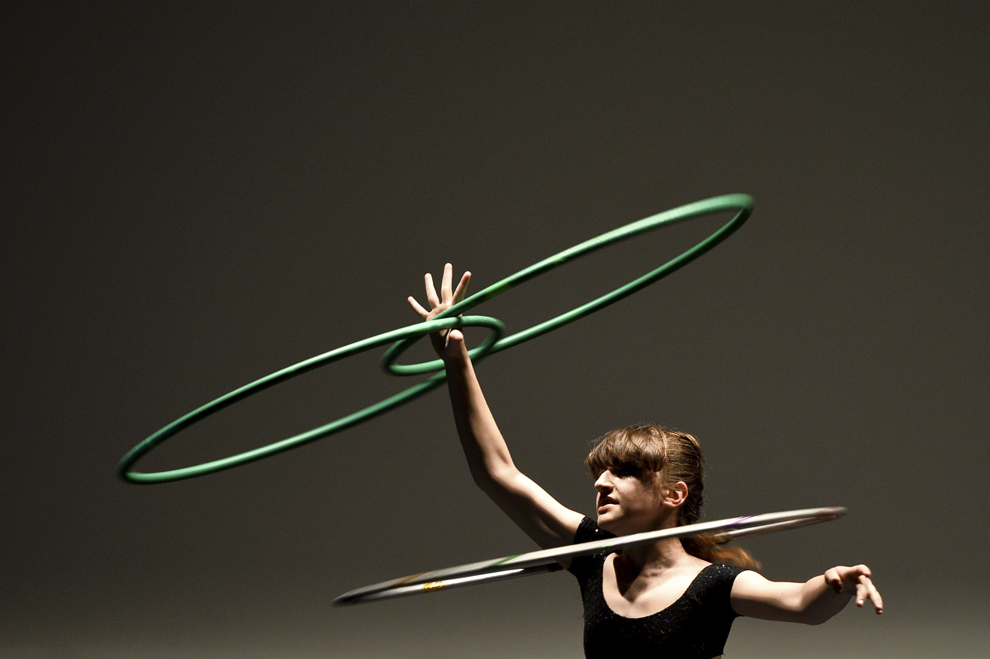 O tânără din trupa de circ stabilă a Fundaţiei Parada, compusă în totalitate din foşti copii ai străzii, prezintă un moment de jonglerie cu cercuri, în timpul spectacolului "Parada Circus", la Institutul Francez din Bucureşti, sâmbătă, 24 mai 2014.