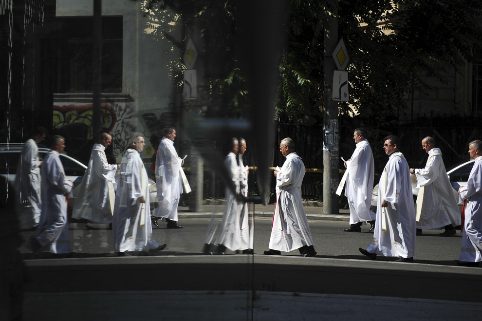Preoţi catolici participă la procesiunea cu Preasfântul Sacrament, din sărbătoarea Trupul şi Sângele Domnului, organizată de Arhiepiscopia romano-catolică, în Bucureşti, duminică, 22 iunie 2014.