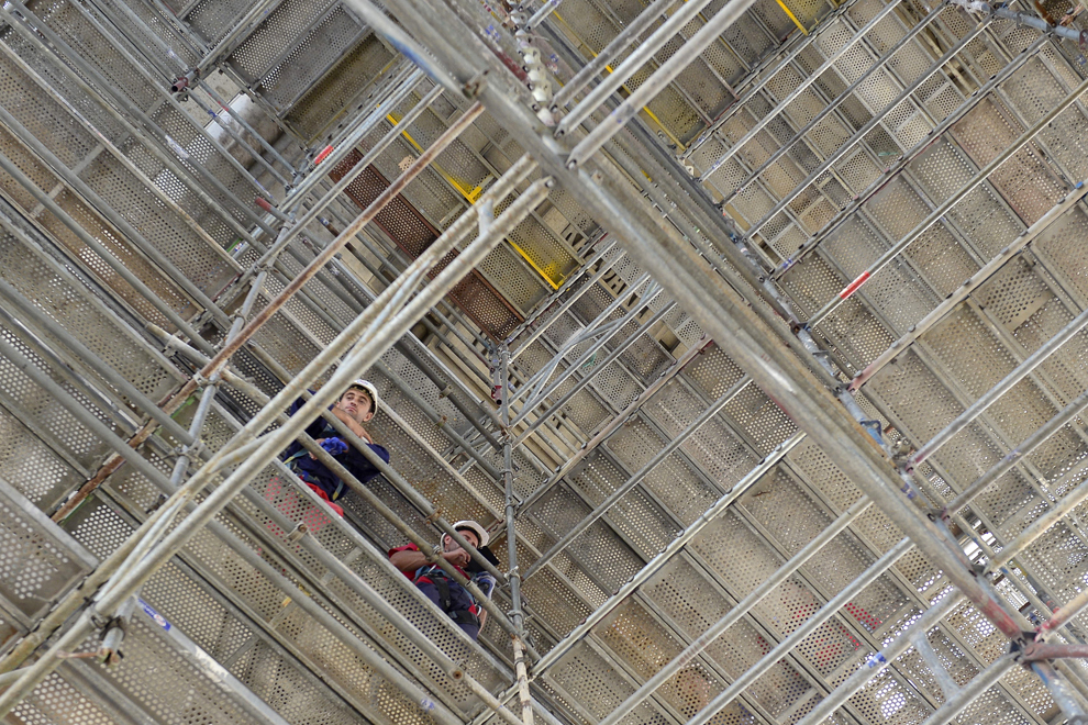 Muncitori lucrează pe şantierul Arcului de Triumf, în Bucureşti, marţi, 24 iunie 2014.