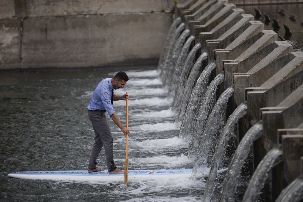 Un bărbat practică SUP (Stand Up Paddle), în timpul evenimentului "Ocupăm Dâmboviţa!", organizat de Asociaţia Ivan Patzaichin Mila 23 şi SupAcademy România, împreună cu ARCUB, pe malul râului Dâmboviţa, în Bucureşti, marţi, 24 iunie 2014.