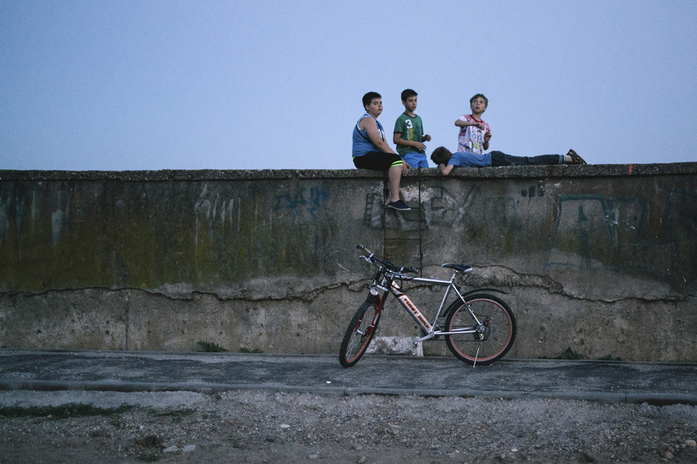 Un grup de copii stă lângă noua pistă de biciclete, care, la finalizarea lucrărilor, va lega cartierul Micalaca de Pădurea Ceala şi va avea o lungime totala de 12,5 km, în Arad, miercuri, 2 iulie 2014.