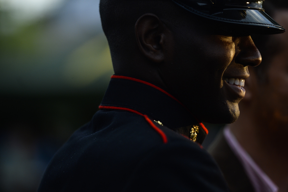 Un militar din detaşamentul infanteriei marine americane pozează, în timpul recepţiei organizate de Ambasada SUA cu ocazia Zilei Statelor Unite ale Americii, în Bucureşti, joi, 3 iulie 2014.