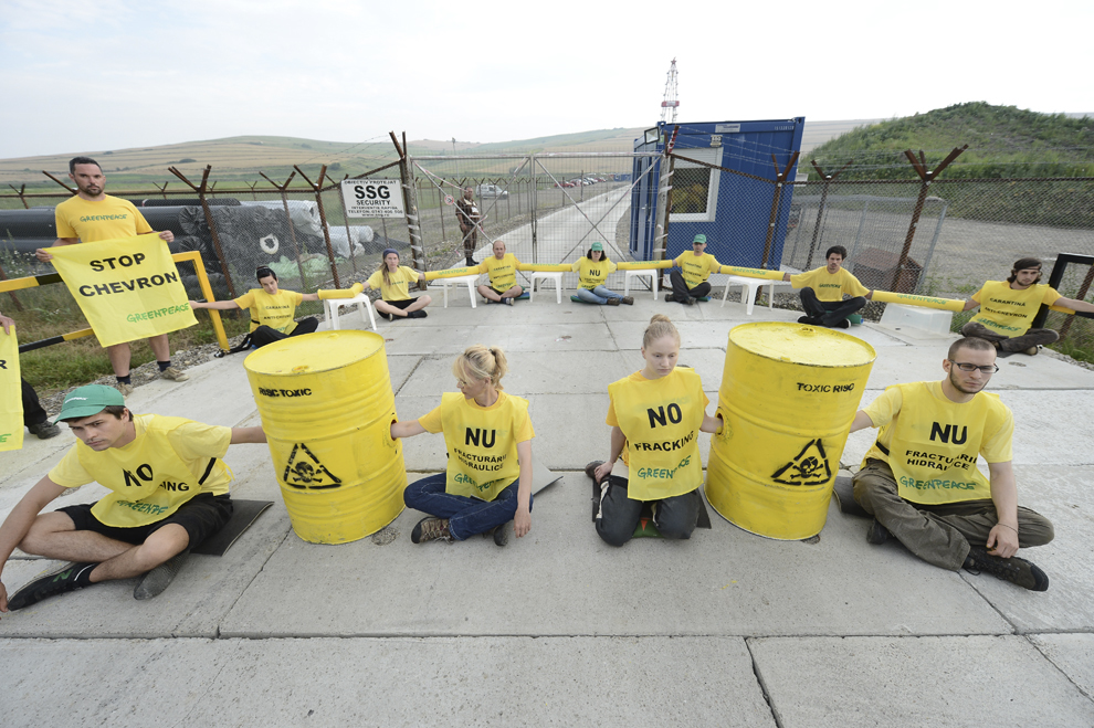 Activişti Greenpeace protestează faţă de exploatarea gazelor de şist, la Pungeşti, luni, 7 iulie 2014.