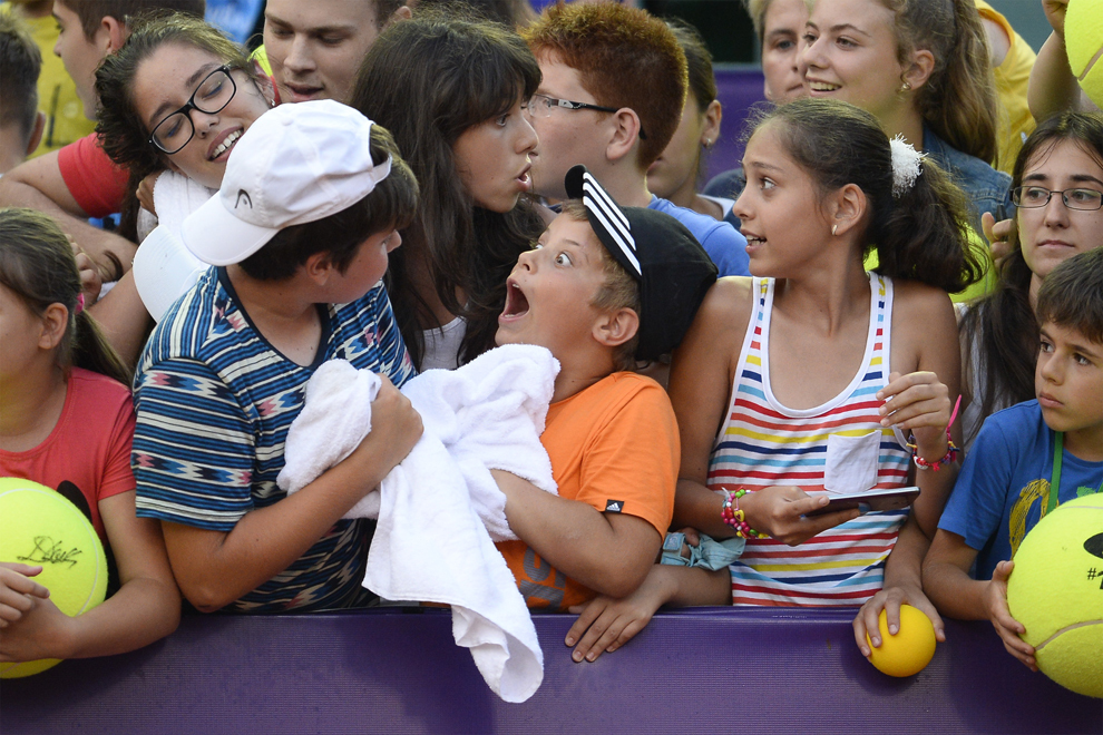 Copii îşi dispută un prosop al Simonei Halep, în finalul meciului dintre Simona Halep şi Alexandra Krunici (Serbia), locul 155 WTA, din cadrul turneului BRD Open, disputat pe Arena Centrală din Bucureşti, joi, 10 iulie 2014.