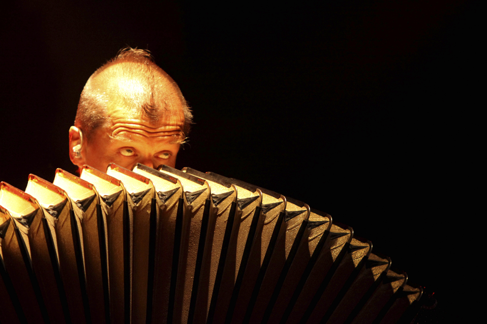 Artistul Kimmo Pohonen susţine un concert, în cea de a treia zi a festivalului de Jazz de la Gărâna, sâmbătă, 12 iulie 2014.