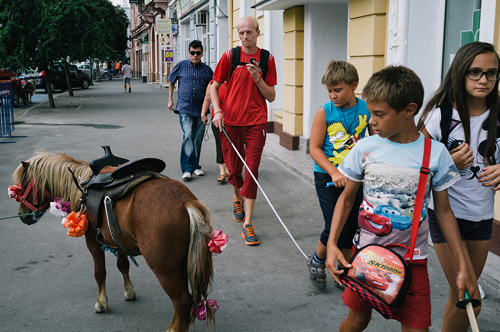 Un bărbat nevăzător, membru al Asociatei Nevăzătorilor din Arad, merge pe stradă, în Arad, miercuri, 20 august 2014. 