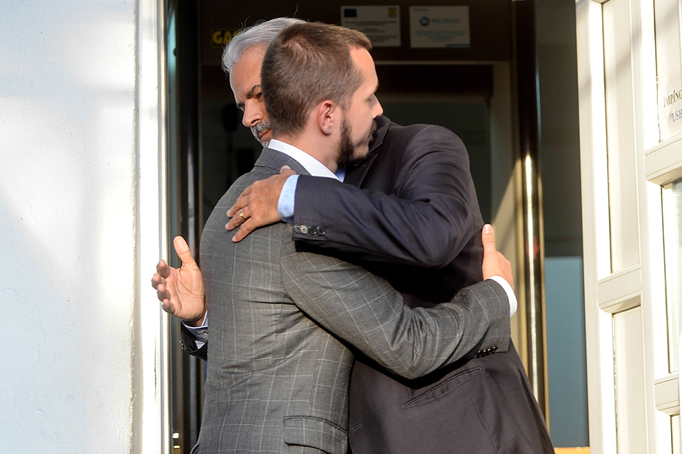 Andrei Năstase, fiul lui Adrian Năstase, îl îmbrăţişează pe tatăl său la ieşirea din Penitenciarul Jilava, după ce Tribunalul Ilfov a decis, definitiv, ca fostul premier să fie eliberat condiţionat, joi, 21 august 2014. 
