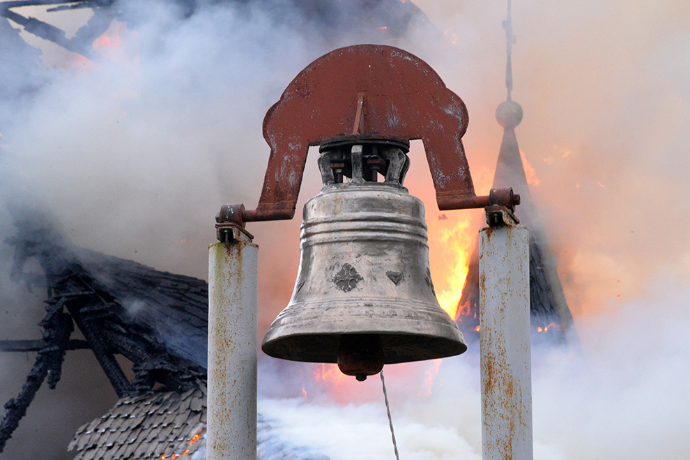 Acoperişul unei chilii a Mănăstirii "Înălţarea Sfintei Cruci" este cuprins de flăcări, în Botoşani, vineri, 22 august 2014. 