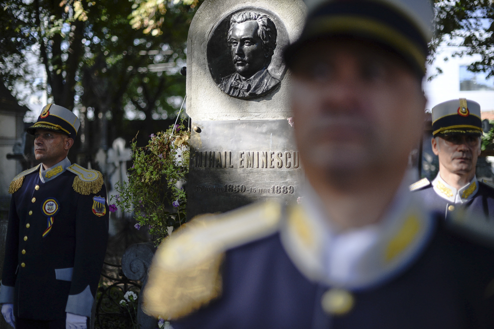 Patru reprezentanţi ai Gărzii Civice Voluntare sunt prezenţi în jurul mormântului poetului Mihai Eminescu, în Cimitirul Bellu, cu ocazia Zilei Limbii Române, în Bucureşti, duminică, 31 august 2014.